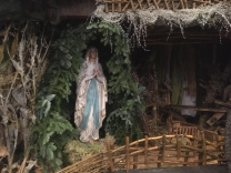 Die große Marien-Statue in der Grotte