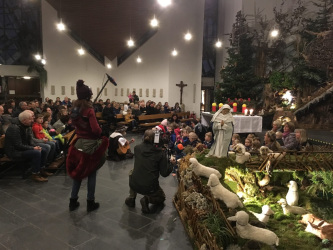 Weihnachtssingen des Kindergarten mit dem Team der "Aktuellen Stunde"