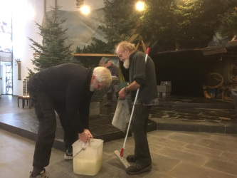 Multi-Talente in allen Arbeiten rund um die Krippe. Der singende Hirte und sein Helfer-Team.