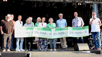 Spendenübergabe bei der Eifeler Oldie Nacht 2025